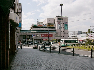 歩道から見た再開発ビル。右側に向かってだんだん高くなっている。