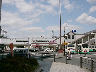 中央にバスが横に何台も止められるロータリー。