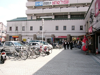 一階のたこ焼き屋が目立っていた。