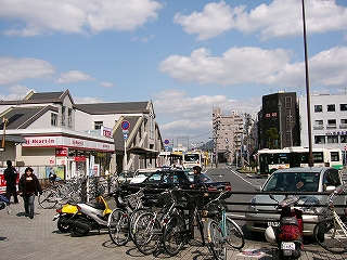 五階建ての古い大きなビル。