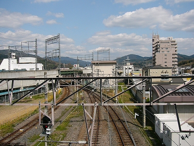 大きく左にカーブして近鉄線をくぐる桜井線。