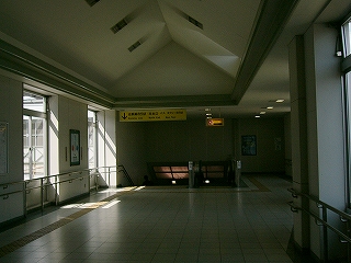 通路の向こうは階段下り口になっていて、少し暗い。