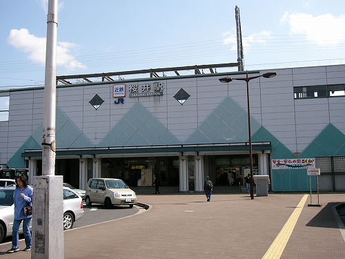 横長の駅舎。
