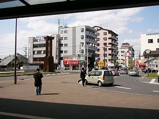 ロータリー広い敷地の向こうに六階建のビルが三つ。