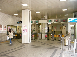 白い天井、自動改札の並び。