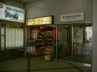 小さな間口二つが並んでいる風景。少し暗い。