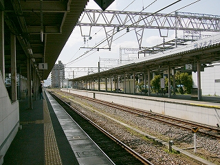 二線のホーム。真新しいホームに真新しいトラス架線柱が跨ぐ。