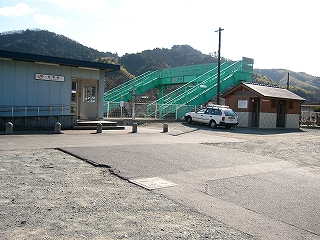 トイレは、木材を生かした小さな新しい建物。