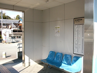 白い壁、青い椅子。