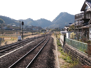 二線から一線になるようす。右手に一軒の住宅。ほかは冬の田畑と山。