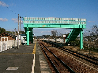 エメラルドグリーンの跨線橋。