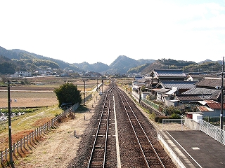 二線はやがて一線にまとまり、とがった低い山に突き進む。