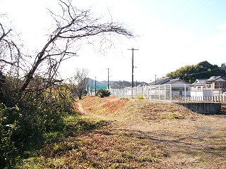 左手に土の細い里道。右手にホーム終端。