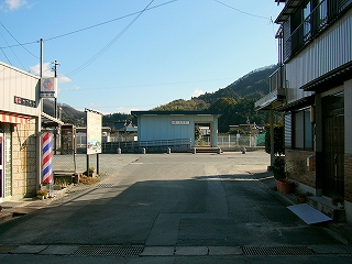 両脇にそれぞれ一件の建物。そこを抜けると駅前広場で、向こうに駅舎が堂々と見えている。