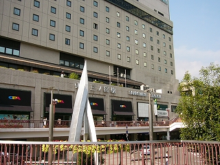 ビルと一体となった三ノ宮駅。