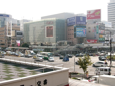 背の高さを押さえた新しいビルが群がる交差点。