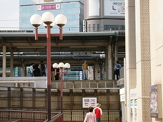 やや高い位置にホームの様子が窺える。