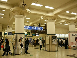 天井は高く、その天井には陰影が出るように設計が凝らされてあった。