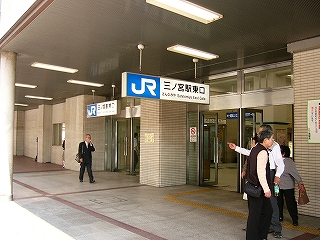 東口と書かれた案内板のある駅舎入口前。