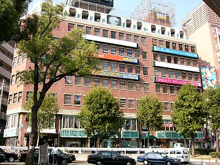 横に広いレンガの建物。