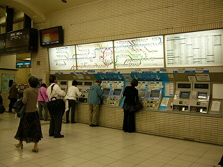 券売機の並び。上に路線図がある。