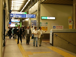 天井はﾀｶｲが周りの壁が古い感じの通路。