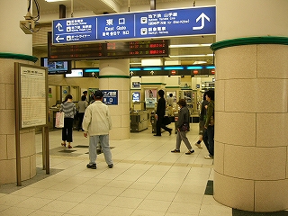 青い案内板と太い円柱、そして自動改札。