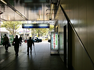外へ向かって広い間口が開放された屋内の風景。