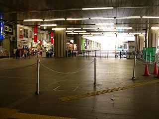 屋内の広い広場。遠くから外の光が差し込んでいる。