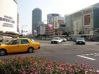 交差点の角にて。