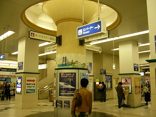 改札内コンコース中央にある丸い太い柱。