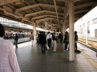 Ｗ型の上屋のあるホーム。たくさんの人がいる。