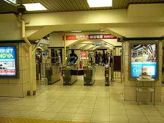 自動改札の並び。