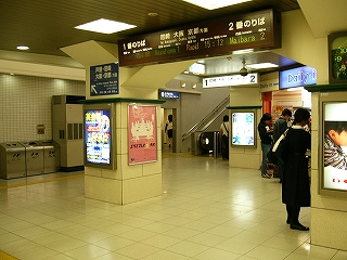 背の低い四角い柱の立ち並ぶ向こうに階段上り口。