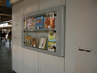 ガラス戸の飾り棚。