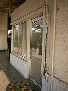 簡単でそっけないつくりのホーム事務室。