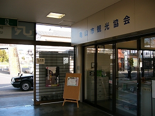 左手に外への出口、右手に観光協会の入り口を斜めに見て。