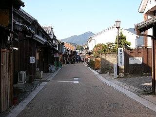 左手に木造の家々の軒端、右手にはお城風のデザインの白壁の建物が所々並んでいる。
