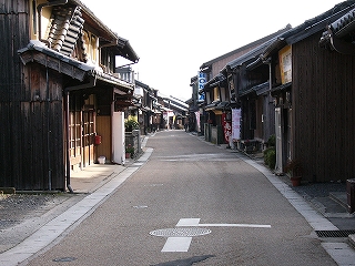 左手にも右手にも軒を持つ木造の建物が並んでいる。