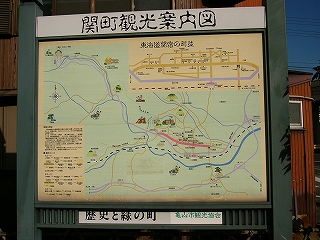 背景を薄いグリーン、道路を黄土色で表現した大きな観光案内図。