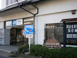 先ほどの入口の右手にはつつじの植え込みの中に背の低い自然石に字を彫ったものや黒色の板に白い字で「関宿重要伝統的建造物群保存地区」と書かれた看板がある。