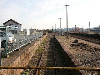 側線の終端から側線を望む。奥の方にごく簡単な造りの車庫がある。