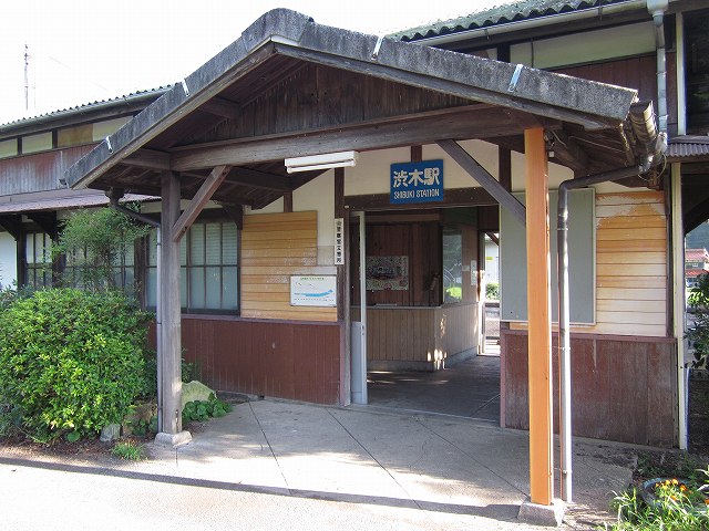 渋木駅駅舎。車寄せ。