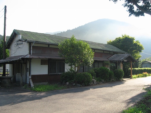 渋木駅駅舎。全体像。