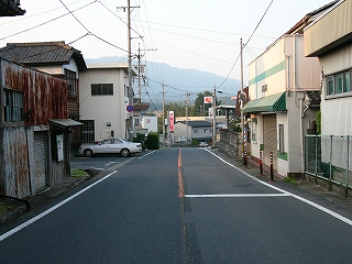 中央線がオレンジの下り坂。