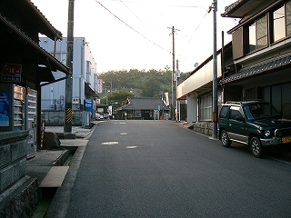 坂を上った所に駅。道は割りと幅が広く、十分離合できる。