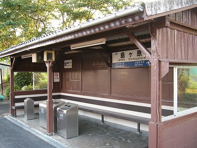 濃い小豆色に塗りなおされた扉や窓のない開放式の待合所。