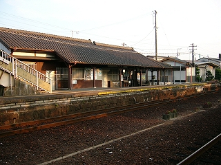 立派な日本の瓦屋根の駅舎を上りホームから見て。