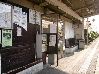 焦げ茶の壁と椅子の待合所。