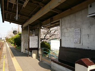 焦げ茶の椅子、薄汚れた白い壁。